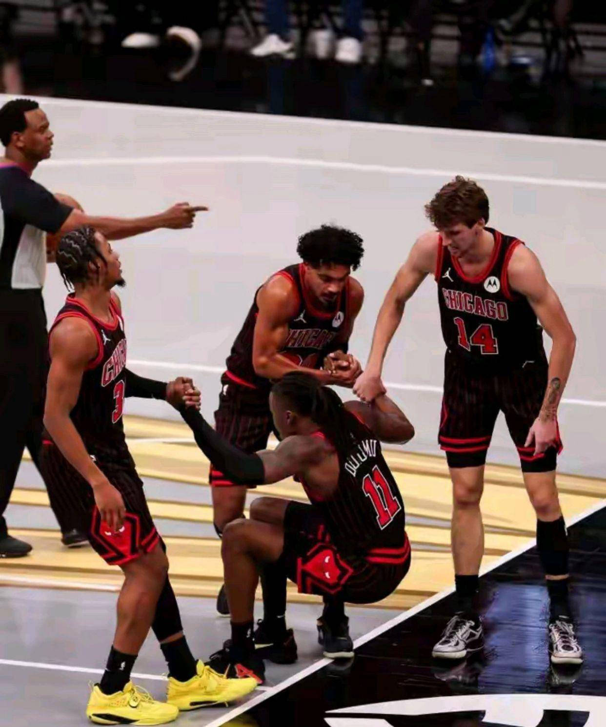 雷电竞-关于赛后芝加哥公牛调整名单以备欧超杯,官宣签约环节打磨,信心回归,更衣室氛围转暖的信息